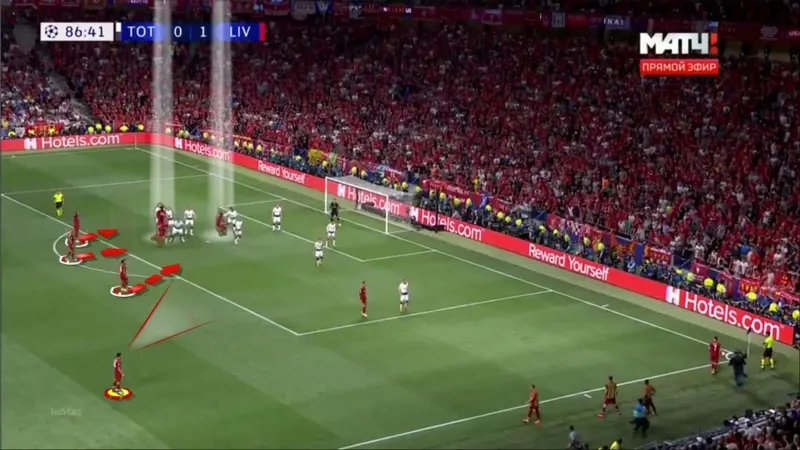 Liverpools Spieler um den Strafraum bei einer Ecke vor dem zweiten Tor